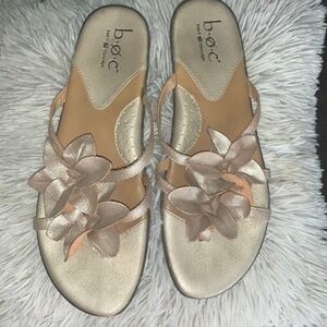 b.o.c. Leather Petal Thong Sandal Pewter Woman’s Size 9